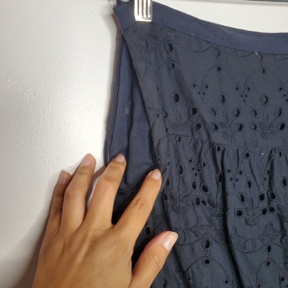 LOFT Navy Blue Eyelet Cotton Mini Skirt Size 4 - Picture 2 of 7